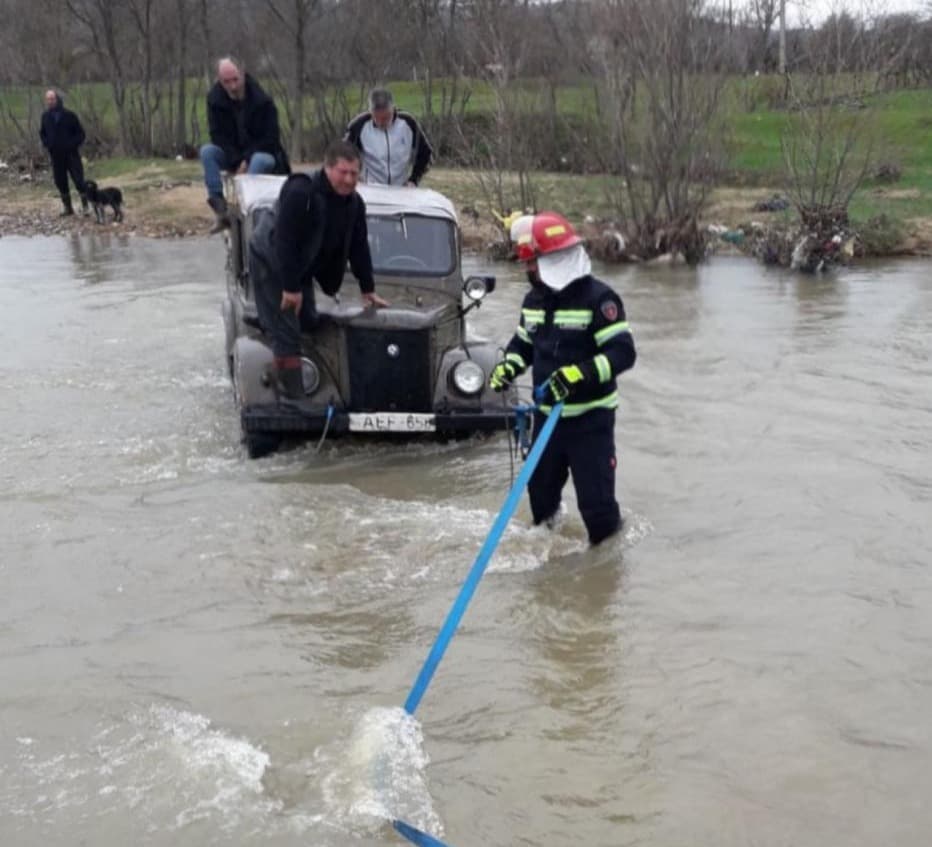 მაშველებმა ხაშურში, მდინარეში ჩარჩენილი მოქალაქეები უსაფრთხო ადგილას გამოიყვანეს