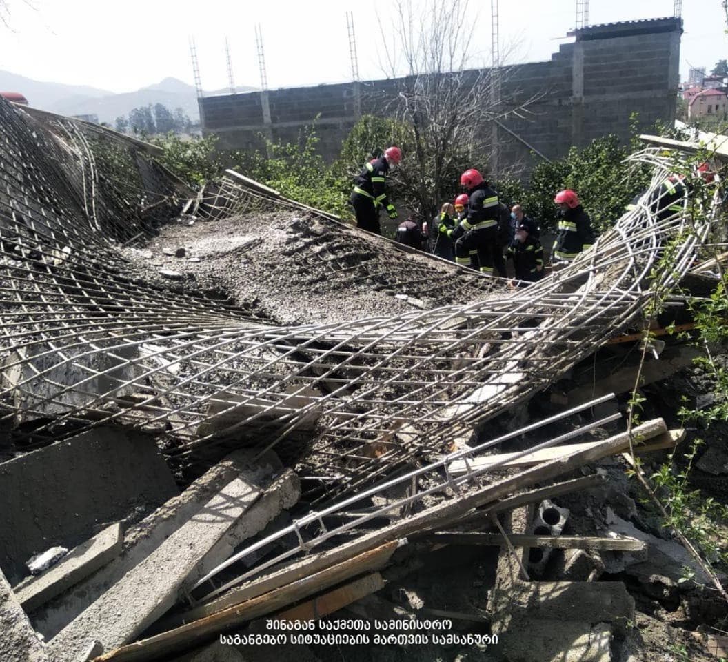 ბათუმში სახლის ჩამონგრევის შედეგად ერთი ადამიანი დაიღუპა, ორი კი დაშავდა
