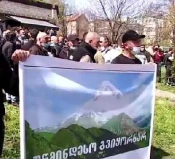 სხდომის პარალელურად საპატრიარქოსთან  პატრიარქის მხარდამჭერები არიან შეკრებილი