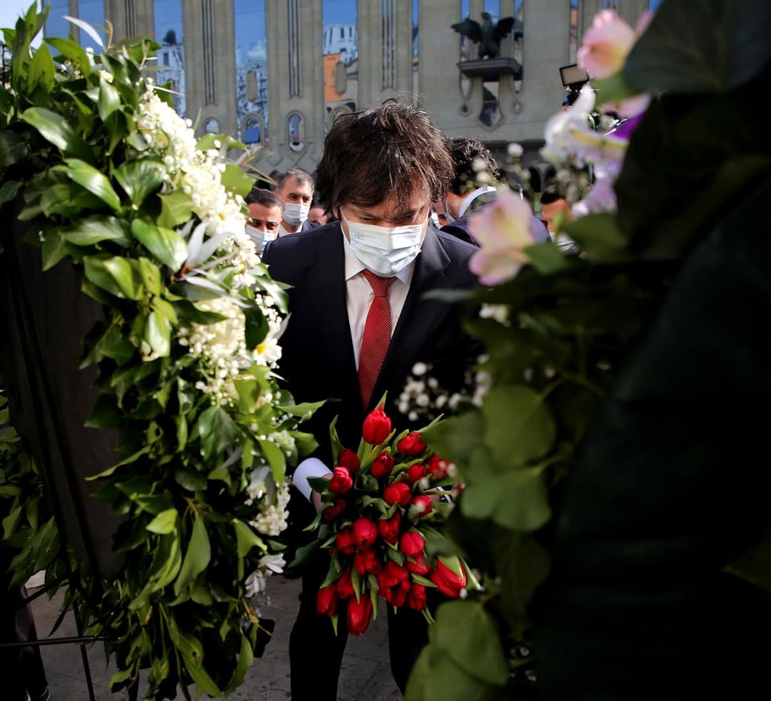 ირაკლი კობახიძემ 1989 წლის 9 აპრილს დაღუპულთა ხსოვნას  პატივი მიაგო და მემორიალი ყვავილებით შეამკო