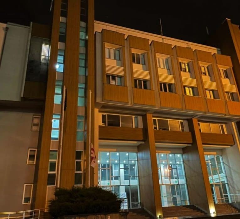 სამეგრელო-ზემო სვანეთის სახელმწიფო რწმუნებულის ადმინისტრაციის შენობაზე სახელმწიფო დროშა დაშვებულია