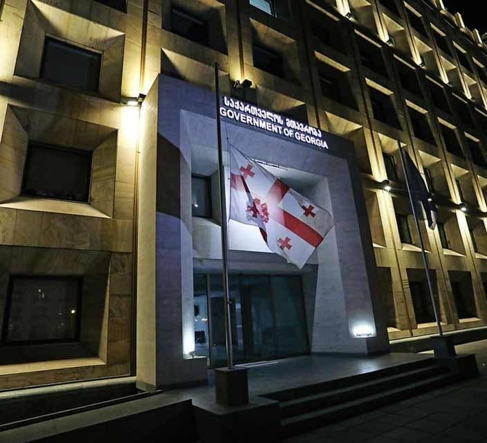 მთავრობის ადმინისტრაციის შენობაზე სახელმწიფო დროშა დაშვებულია