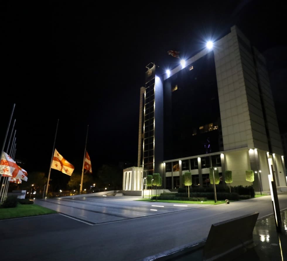 გლოვის დღესთან დაკავშირებით თავდაცვის სამინისტროში დროშები დაეშვა