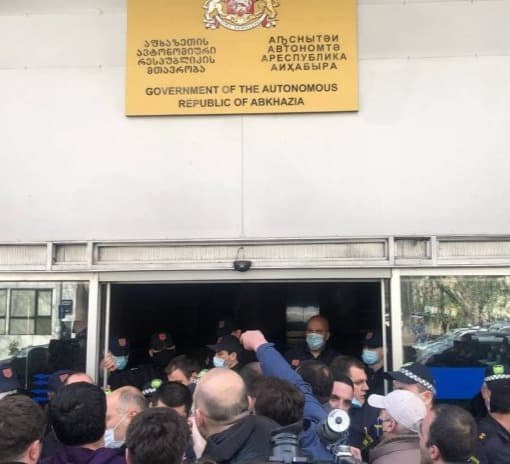აფხაზეთის მთავრობასთან აქციაზე 6 პირი დააკავეს