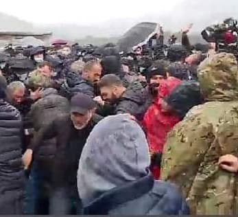 გუმათში აქციის მონაწილეებს და სამართალდამცველებს შორის დაპირისპირებაა