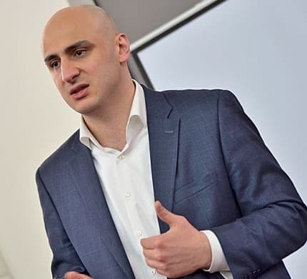 ნიკა მელია სასამართლო პროცესს ესწრება