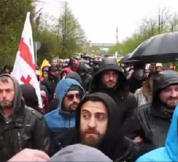 რიონის ხეობის მცველები “ენკას” ოფისის ერთ-ერთი ბაზისკენ მსვლელობით მიემართებიან