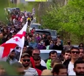 “გადმოვინაცვლეთ გუმათის ცენტრში, რათა სხვადასხვა ჯგუფებს არ მივცეთ საშუალება, რომ ჩვენი მშვიდობიანი შეკრება გადაიყვანონ უმართავ პროცესებში”