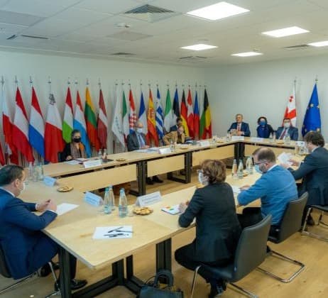 “ქართული ოცნების“ და ოპოზიციის შეხვედრა 17:00 საათისთვის გადაიდო