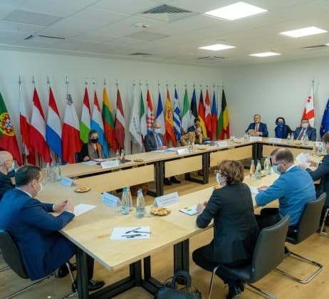 “ქართული ოცნების” და ოპოზიციის შეხვედრა კიდევ ორი საათით გადაიდო