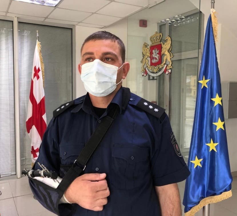 იმერეთში სამსახურებრივი მოვალეობის შესრულების დროს დაჭრილ პოლიციელს მინისტრის სახელით ჯილდო გადაეცა