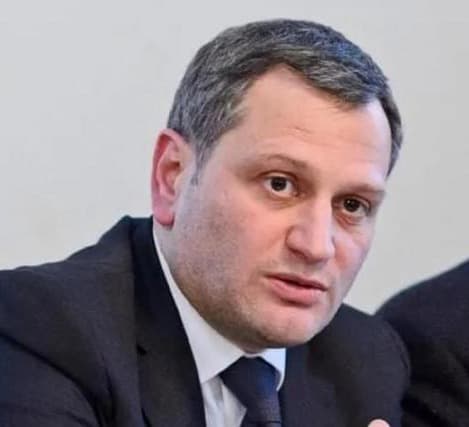 “ევროპული საქართველოს” სიით გასულმა არმაზ ახვლედიანმა შეთანხმების დოკუმენტს ხელი მოაწერა