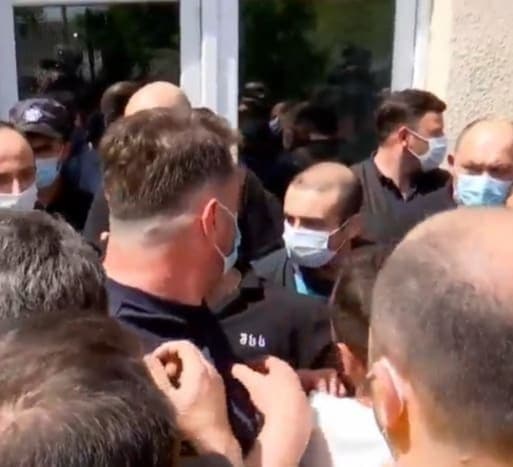 მარნეულის მერიასთან ხმაური და დაპირისპირებაა