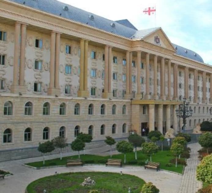 მოსამართლემ ჟურნალისტ ვახო სანაიაზე თავდასხმის საქმეზე ბრალდებული სამი პირი პატიმრობაში დატოვა