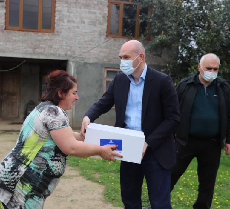 რუსლან აბაშიძემ ზუგდიდის მუნიციპალიტეტში მცხოვრებ აფხაზეთიდან დევნილ ოჯახებს სააღდგომო ნობათი გადასცა