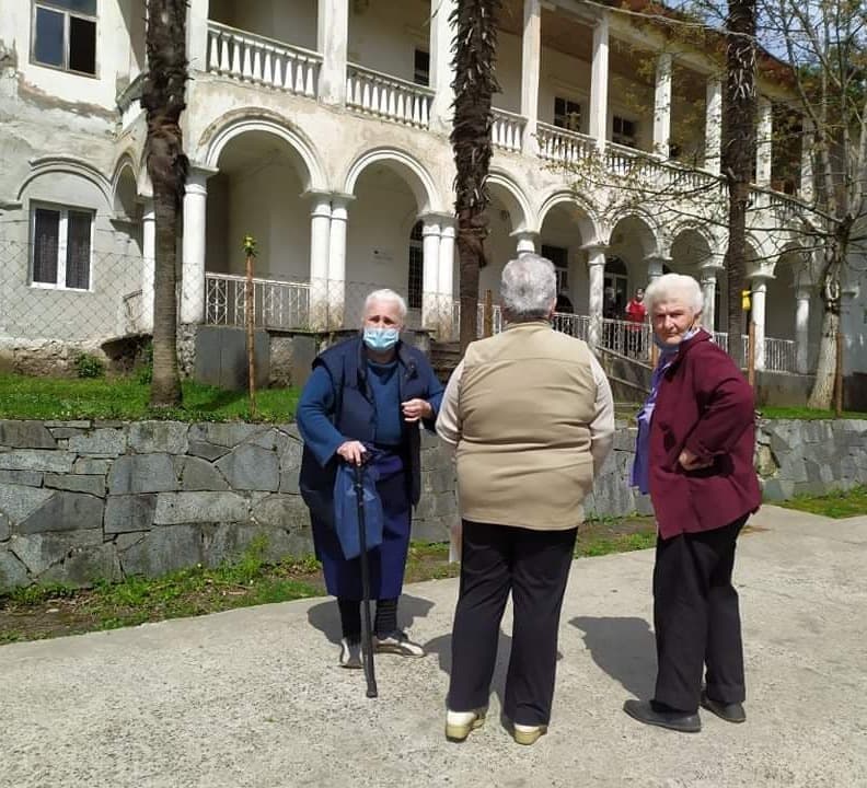 “დღესასწაულის დღეებში საერთოდ ისვენებენ, დაკეტილი აქვთ სასადილო”