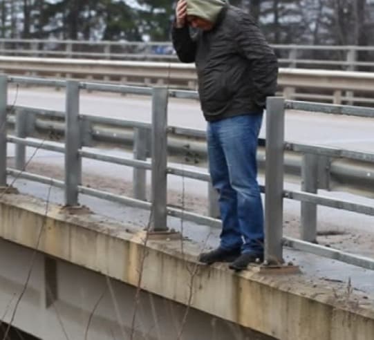 ზუგდიდელი ახალგაზრდა შეყვარებულის უარის გამო მაღალი ძაბვის ბოძიდან გადმოხტომით იმუქრება