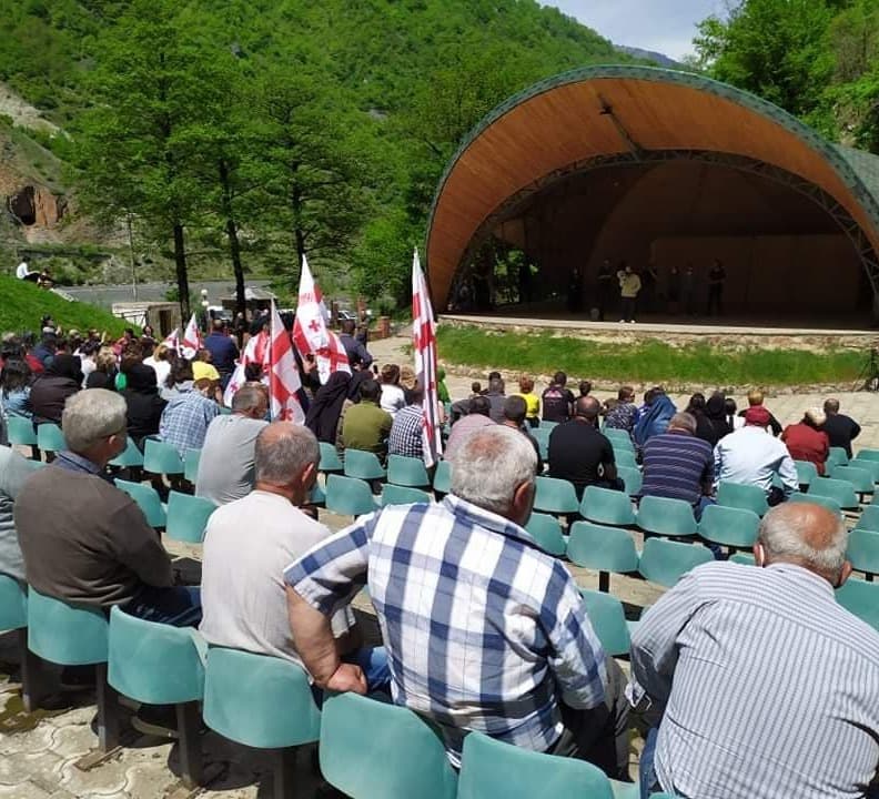 ნამოხვანჰესის მშენებლობის მოწინააღმდეგეები ცაგერში მოსახლეობას ხვდებიან
