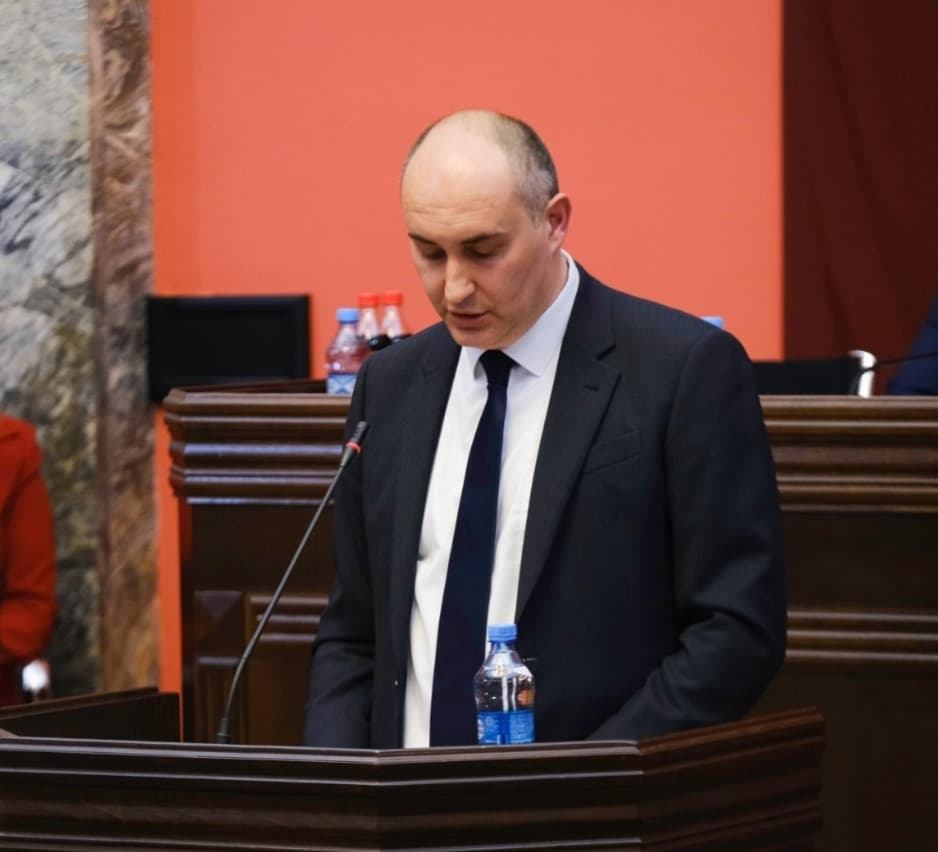 პარლამენტში დღეს თავდაცვის მინისტრს მოუსმენენ