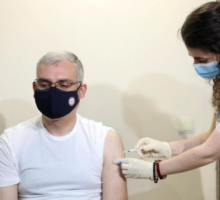 უწყებათაშორის საკოორდინაციო საბჭოსთან არსებული ოპერაციული შტაბის უფროსი “სინოფარმით” აიცრა