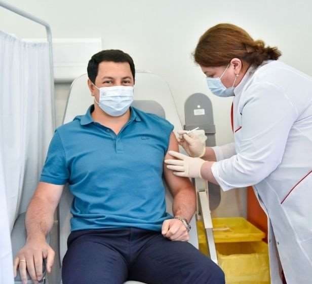 არჩილ თალაკვაძე “სინოფარმით” აიცრა