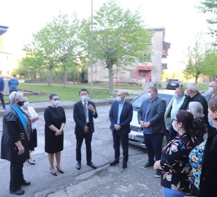 რუსლან აბაშიძე იაპონიის ელჩთან ერთად ფოცხოეწერში მცხოვრებ აფხაზეთიდან დევნილებს შეხვდა