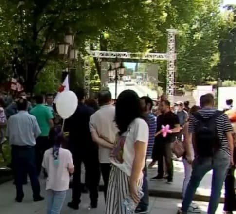 “ერთობა, რაობა და იმედის” მხარდამჭერები 9 აპრილის ბაღში არიან შეკრებილი