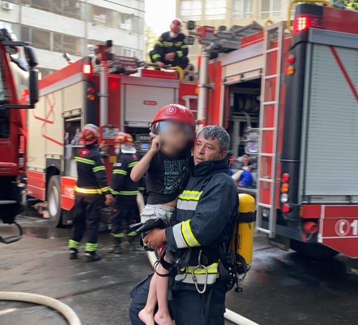 მეხანძრე-მაშველებმა პეკინის გამზირზე ცეცხლმოკიდებული კორპუსიდან ბავშვები გამოიყვანეს