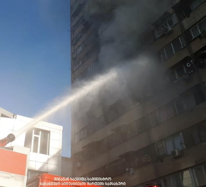 საცხოვრებელ კორპუსში გაჩენილი ხანძრის გამო საბურთალოზე საგზაო მოძრაობა შეზღუდულია