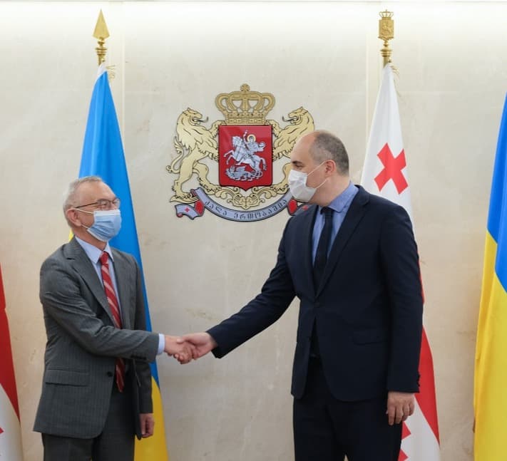 საქართველოს თავდაცვის მინისტრი უკრაინის ელჩს და ატაშეს შეხვდა