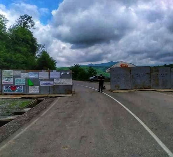 პოლიციამ რიონის ხეობაში, გუმათჰესთან, რკინის ჯებირები ისევ აღმართა