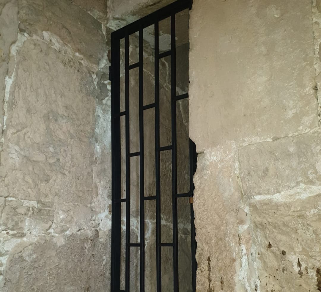 გელათში რკინის კარი დაამონტაჟეს