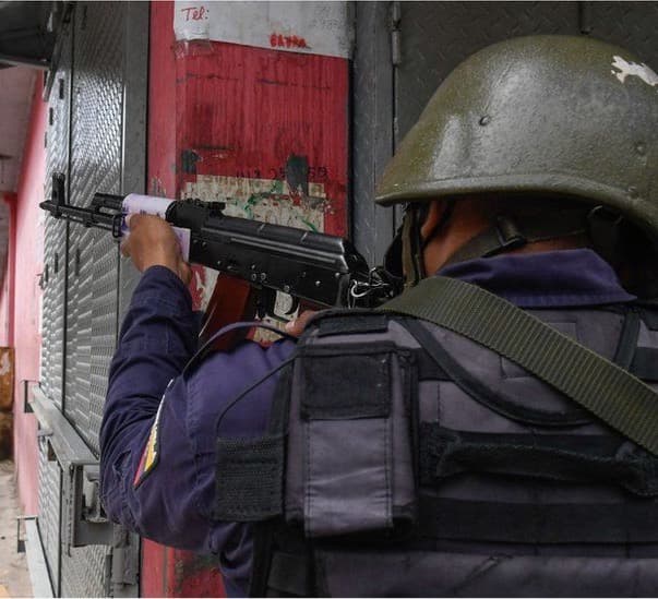 Battles rage between police and gangs in Caracas