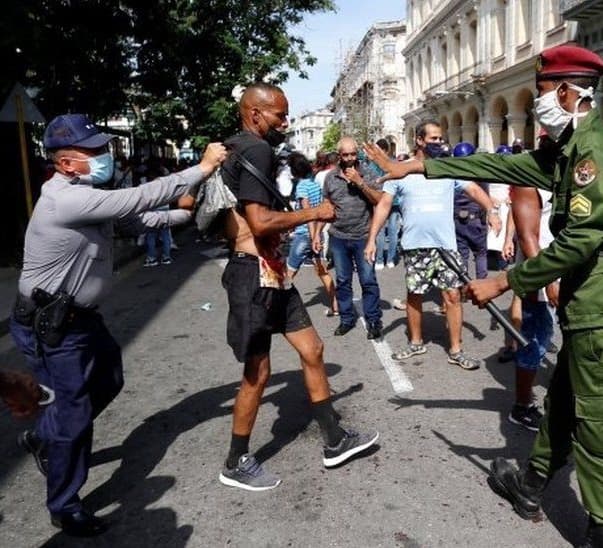 Cuba protests: Thousands rally against government