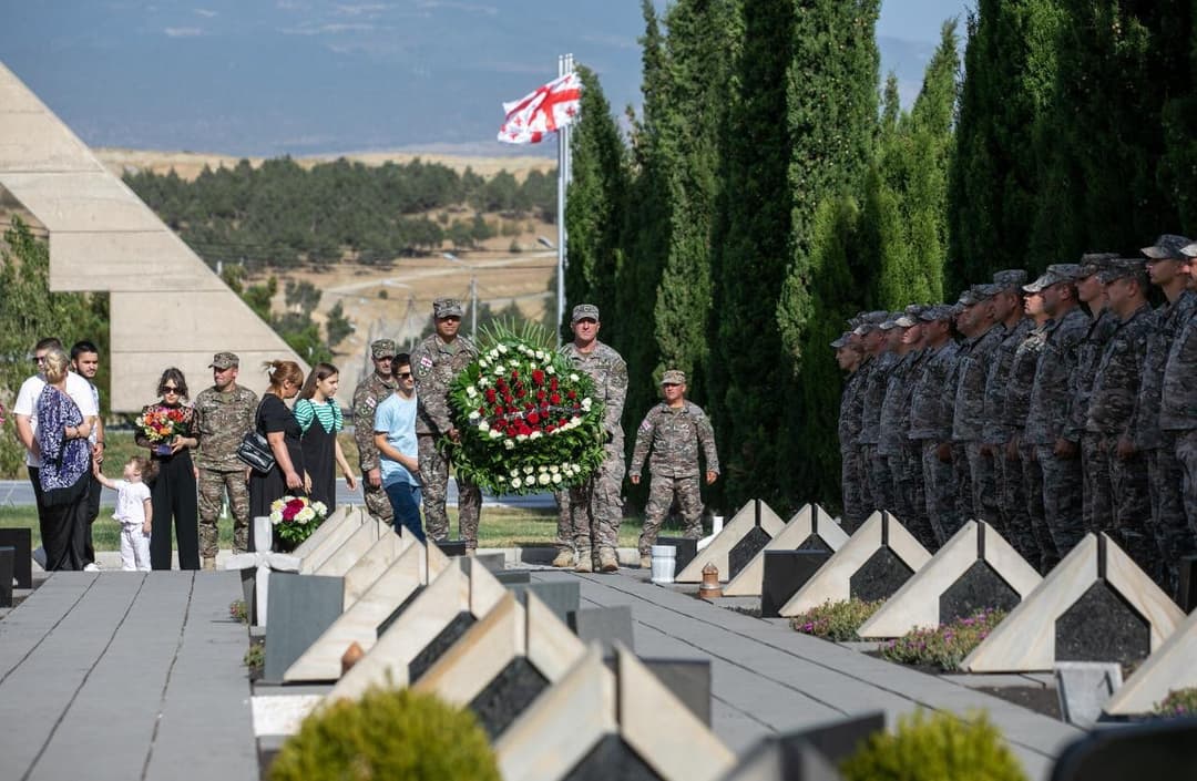სერჟანტთა აკადემიის სახელით გიორგი ანწუხელიძის საფლავზე მემორიალური ქვა დაიდგა