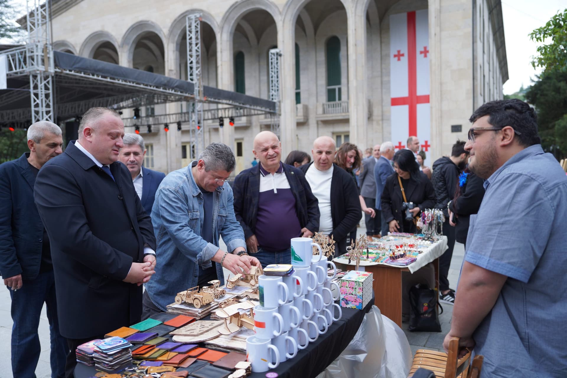 Frontnews image description