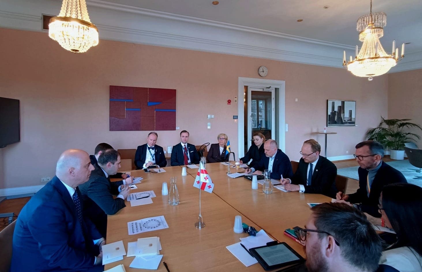 Frontnews image description