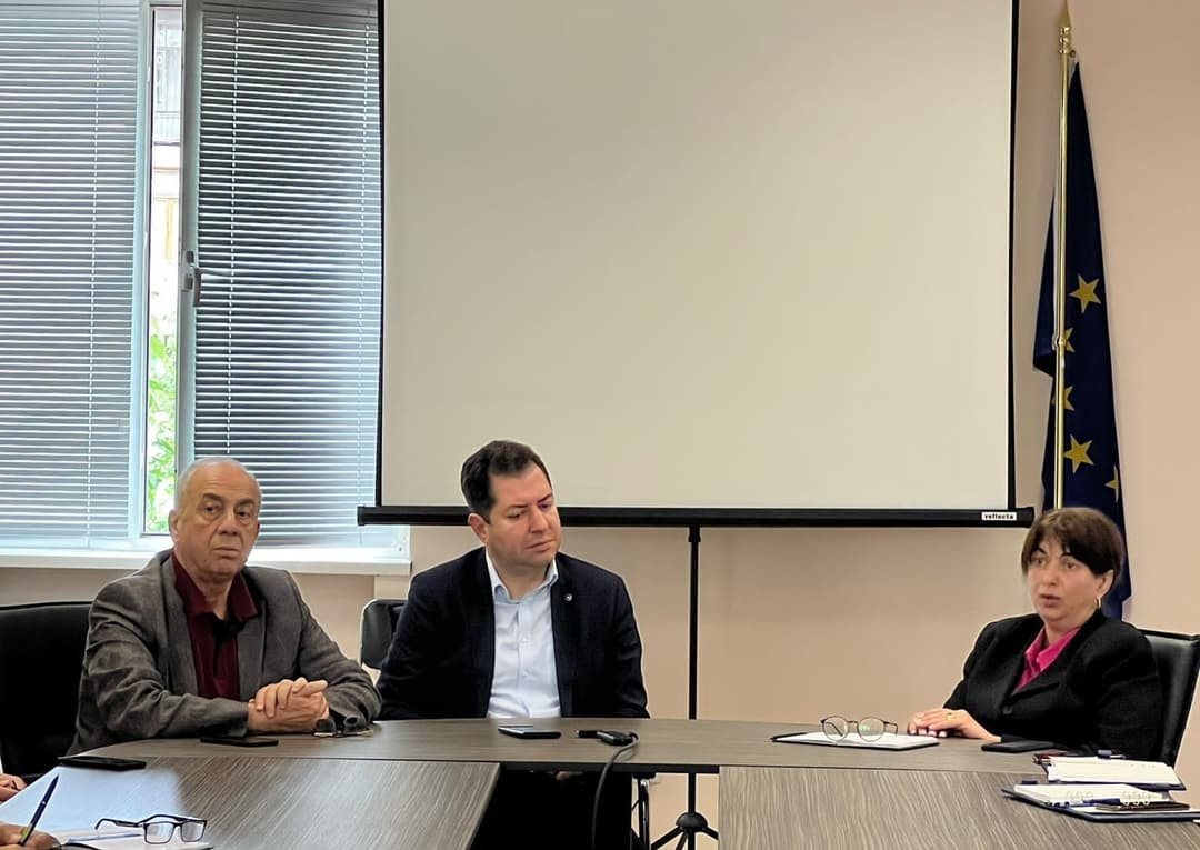 დავით ფაცაცია საბურთალოს რაიონის დევნილთა განსახლების ადგილებში შექმნილ ბინათმესაკუთრეთა ამხანაგობების წარმომადგენლებს შეხვდა