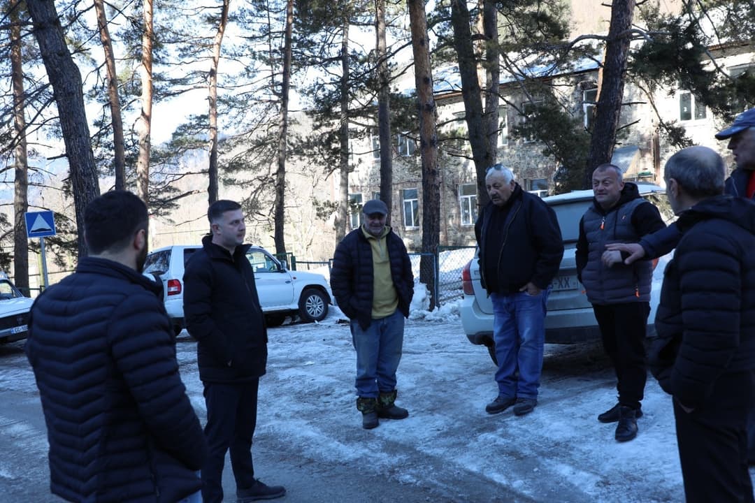 ონის მუნიციპალიტეტის მერი სოფელ გლოლაში მოსახლეობას შეხვდა