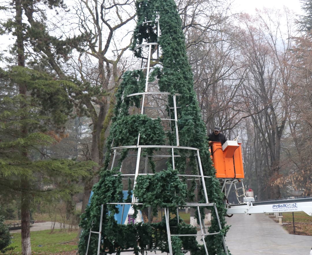 ბორჯომში წინასაახალწლო სამზადისი აქტიურად მიმდინარეობს