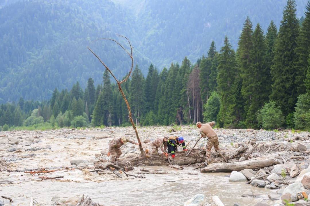 ეროვნული გვარდიის სამხედროები ძებნის სამუშაოებს მდინარეების კალაპოტებში განაგრძობენ