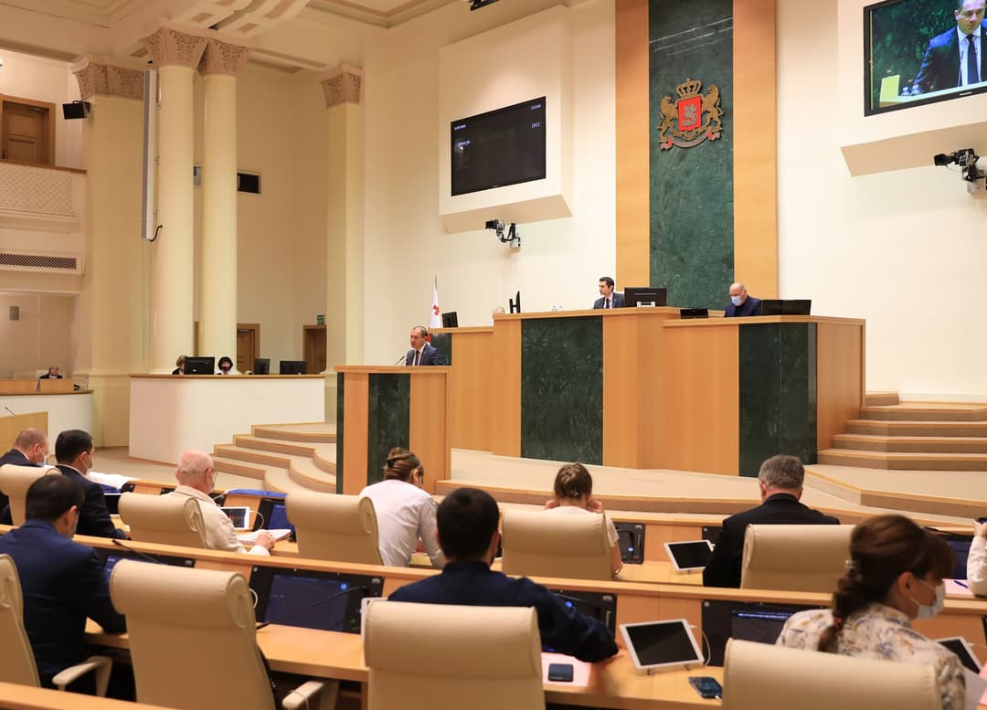 პარლამენტში 2021 წლის სახელმწიფო ბიუჯეტის შესახებ კანონპროექტის გადამუშავებული ვარიანტის განხილვა მიმდინარეობს
