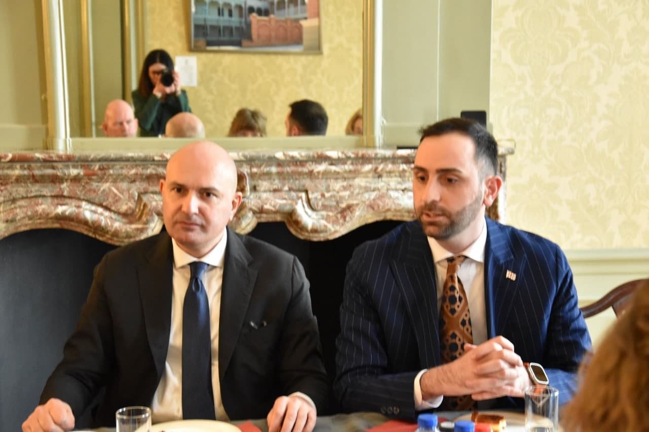 Frontnews image description