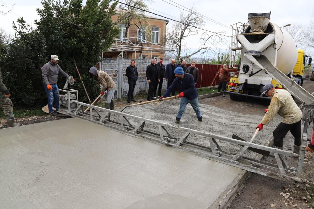 სოფელ ჩხარში სკოლასთან დამაკავშირებელი გზის რეაბილიტაცია მიმდინარეობს