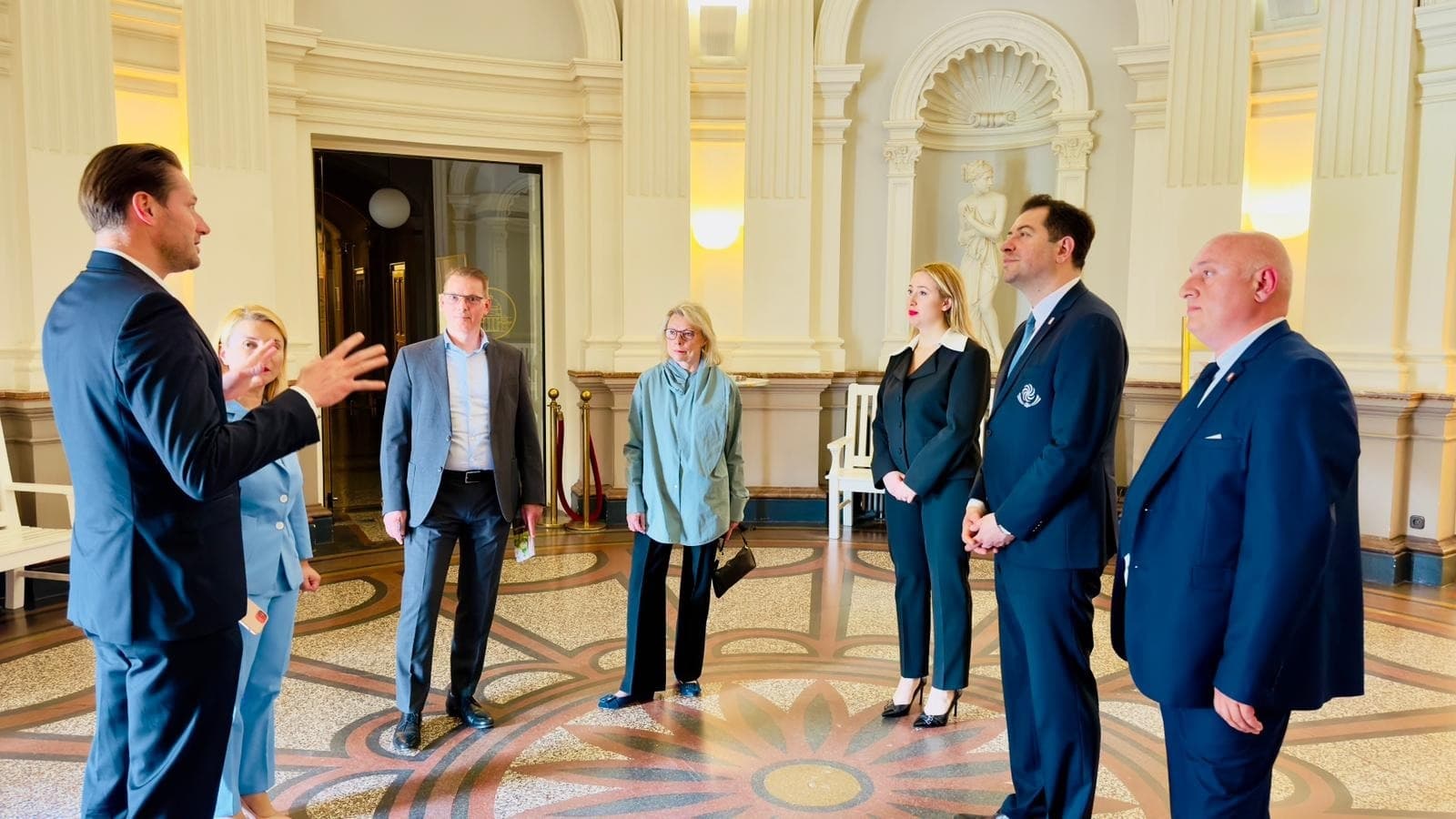 Frontnews image description