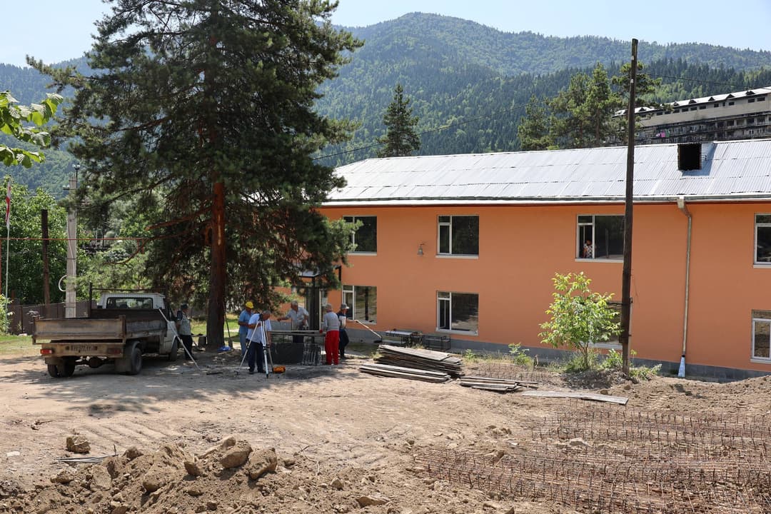 ლიკანში, მესხეთის N85-ში, სპორტული მოედნისა და სკვერის მოწყობის სამუშაოები მიმდინარეობს