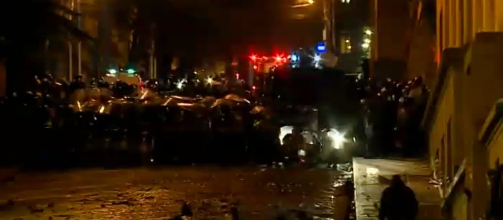 სპეცრაზმმა მომიტინგეების წინააღმდეგ ცრემლმდენი გაზი გამოიყენა