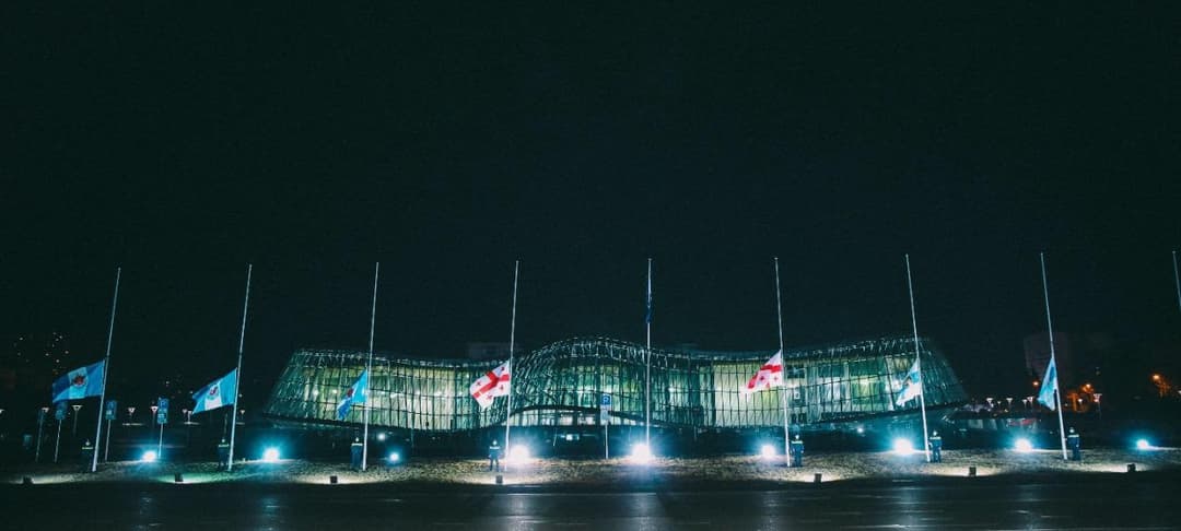 შსს-ს ყველა ადმინისტრაციულ შენობაზე სახელმწიფო დროშები დაშვებულია