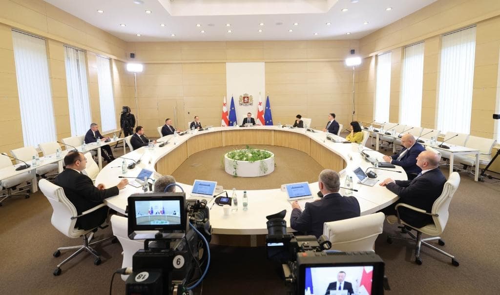 PM vows approval of deoligarchisation action plan