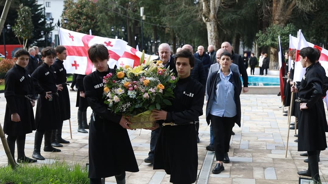 ზუგდიდში ზვიად გამსახურდიას ბიუსტი გვირგვინით შეამკეს